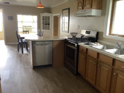 kitchen
dishwasher
gas range