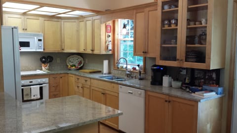 Dishwasher, microwave, ceramic cooktop, large oven and fridge