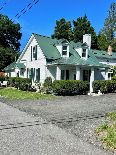 Entire Colonial 3BR House with tub