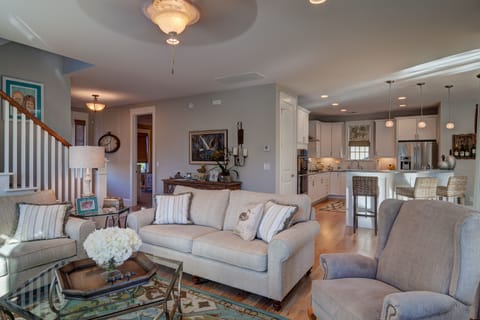 Great room with open floor plan, perfect for get togethers