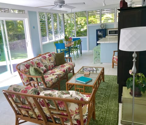 Living area, relaxed & cheerful, Hawaiian style~ 