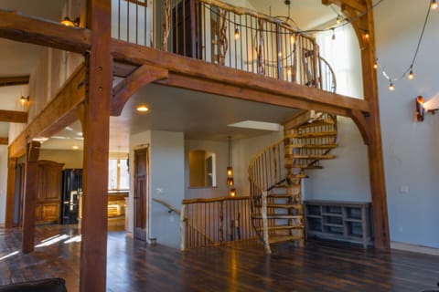Elegant barn house w/  Colorado mountain views,   15 acres, close to amenities
