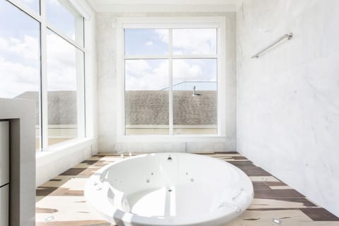 Top Floor Master, sunken bathtub