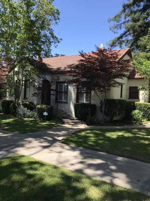 1 block from downtown...on a nice quiet street!