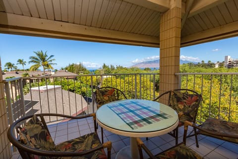Spacious lanai with table for four & lounge looking out to West Maui Mountains!
