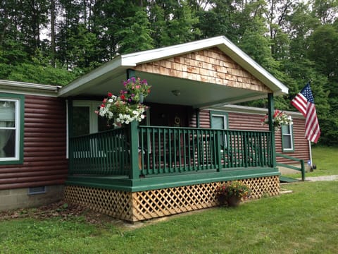 Bobcat Cabin comfortably sleeps 14 guests Located centrally in Hocking Hills, OH