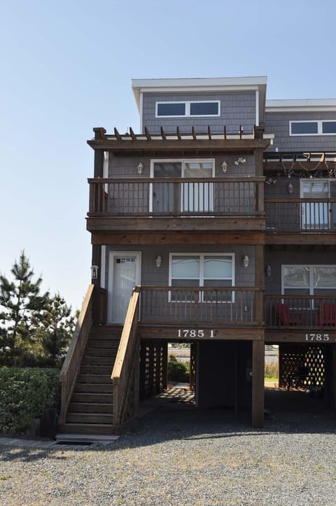 Front View - end unit with lots of privacy!