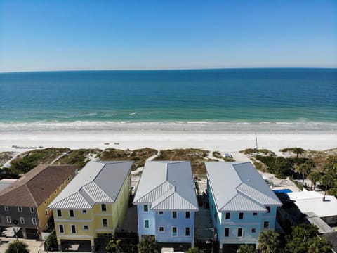 BLUE OASIS IS THE MIDDLE HOUSE, DIRECT BEACH FRONT