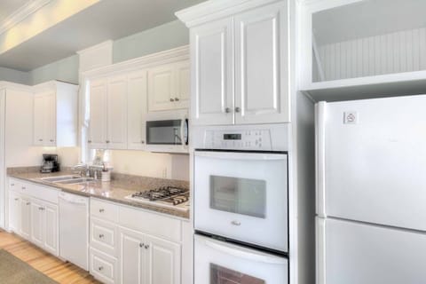 Spacious kitchen, fully stocked