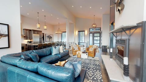 MVC Speaking Eagle, Living, 1