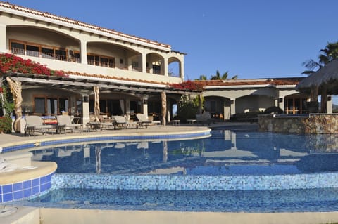 Wrapping design keeps groups together, but with private rooms all next to pool
