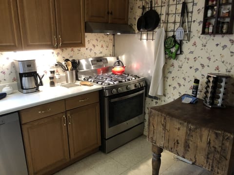 Spacious kitchen that allows multiple hands in the kitchen.