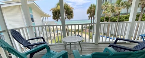 Extra Large Deck facing the beach