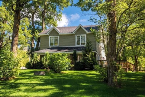 Unique Property, a very Rare find. Very Private Cottage with an Outdoor Hot  Tub, 4 min drive to Blue Mountain Ski Resort, 2 mon drive to our Private Beach on Georgian Bay! 