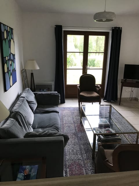 living room vith view on garden