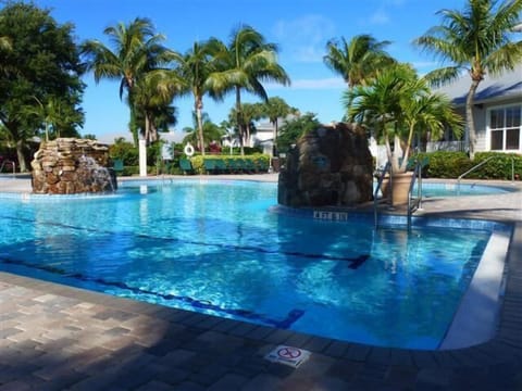 Greenlinks Pool & Clubhouse area