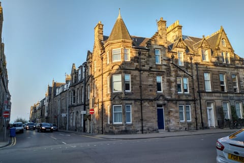 Corner unit of building