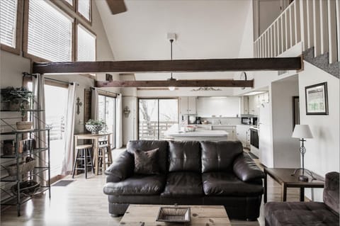 Living room: Setting for 4, Pull out queen sleeper sofa, flatscreen tv w/direct TV, WiFi