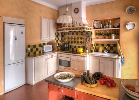 The veranda is just off a kitchen with inside dining area: cook with a view