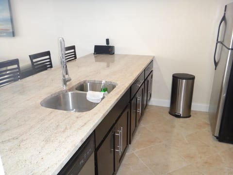 Granite counter tops in Kitchen, Fully equipped