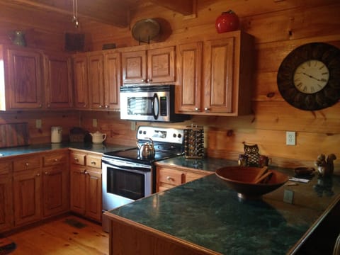 Kitchen showing bar area