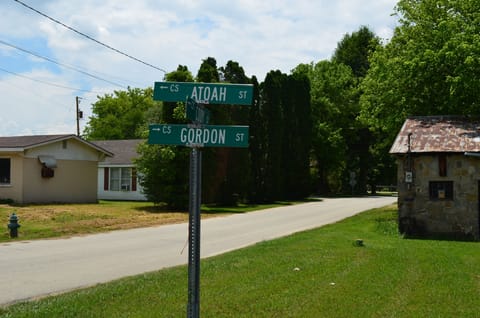 Street sign says Gordon and navigator might say Gordan.  For 911 - its Gordan.