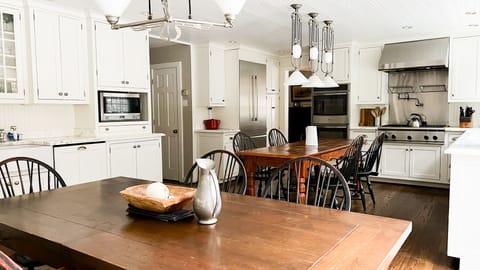 Huge chefs kitchen with 2 sinks, 2 dishwashers, two ovens, griddle, heat lamps++
