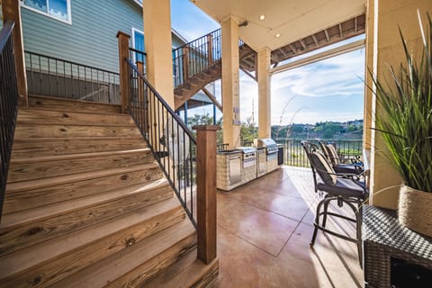 Main floor - outdoor kitchen