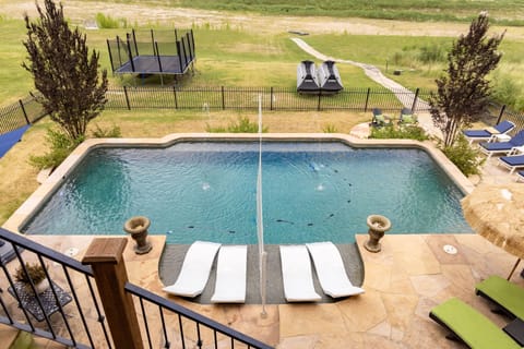 Swimming pool with pool volleyball and a ledge for suntanning 