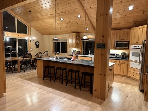 Breakfast bar in Kitchen