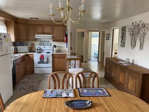 Kitchen with Dinning Table plus we have a extra leaf if needed