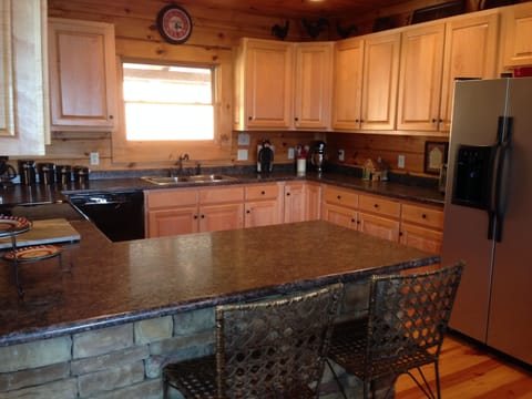 Kitchen - If you love to cook, you'll love this well-equipped kitchen.