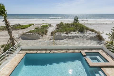 Pool, and path to the beach.