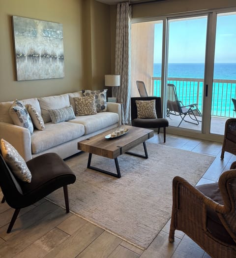 Beachfront family room with seating for 7 overlooking the gulf 