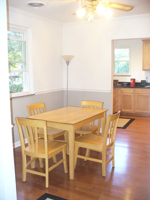 .dining table seats 4 to 6