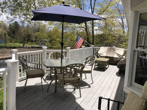 Front deck to enjoy games, coffee, visiting with views of lake. 