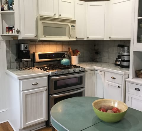 Gas double oven...easy cooking for groups!