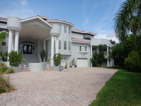 Palace entrance with fountain and 3,000sf
driveway.