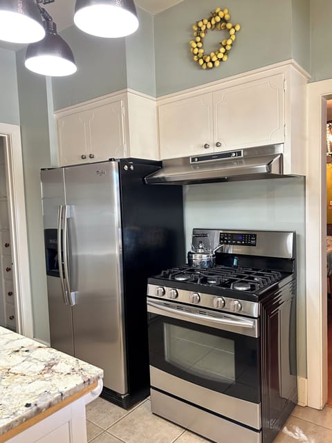 5 Burner gas range with griddle, Ref. Freezer with filtered water and ice maker