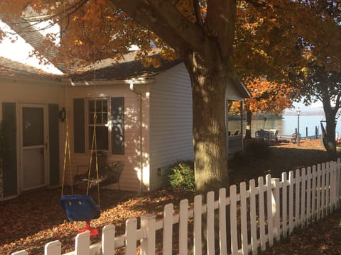 Quaint cottage sitting right on the lakes edge!