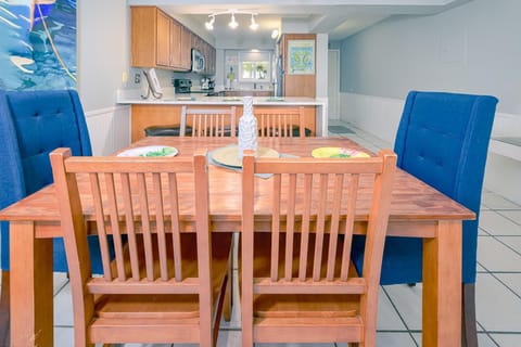 Dining area seats up to 6!