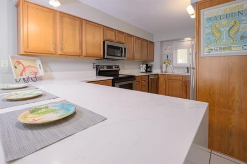 Fully stocked kitchen with all the basics!