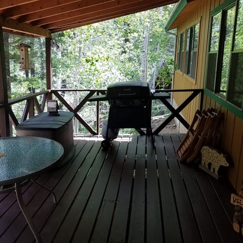 Big deck - gas grill - Stream side - sounds and mountain smells make it perfect!