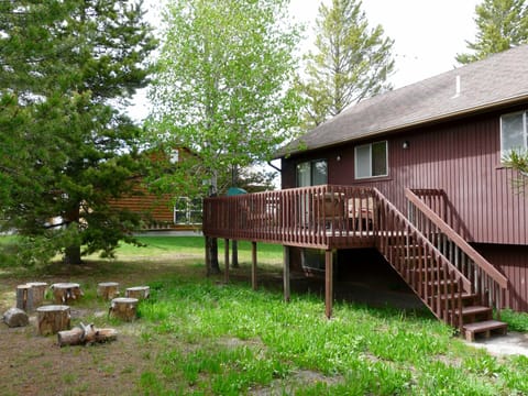 It's not a vacation without a firepit, log seating, good times & s'mores!