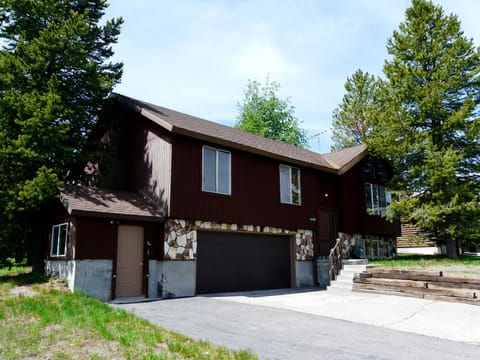 The Gateway to Yellowstone Mountain Home has a two-car garage & room for parking
