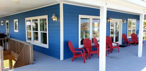 1,600 sq ft of decking