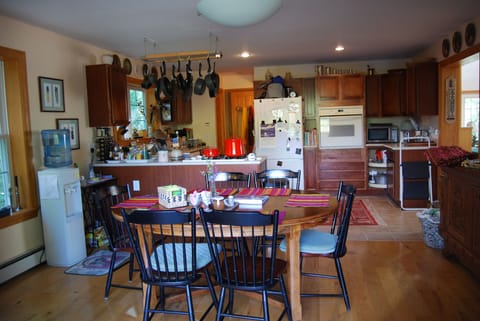 Gourmet cooking & dining: spices, oils, tea/coffee/coffee, cereals, honor bar...