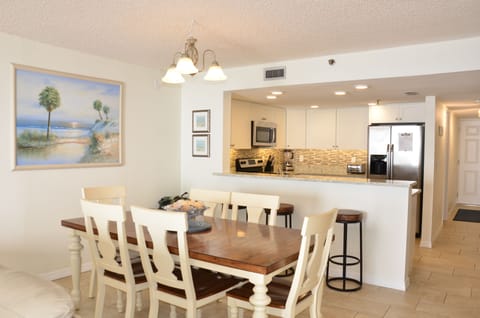Table with seating for 6 with additional seating for 3 at the breakfast bar