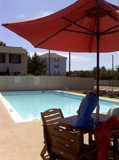 Great pool, minutes walk away!