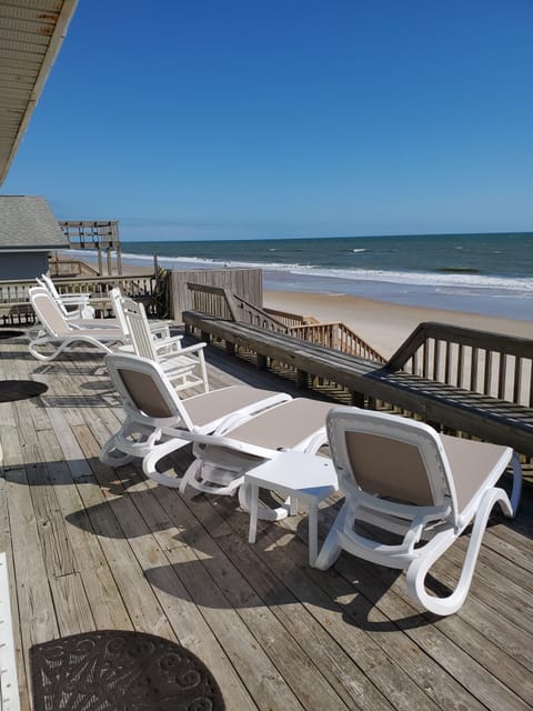 Lots of seating with built in benches on the deck.